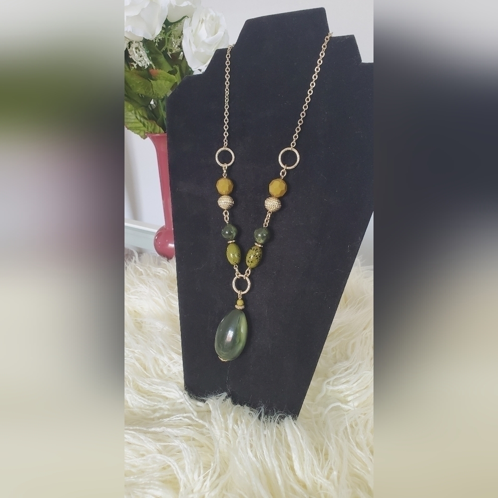 Brass tone & natural stone beads necklace 🌴